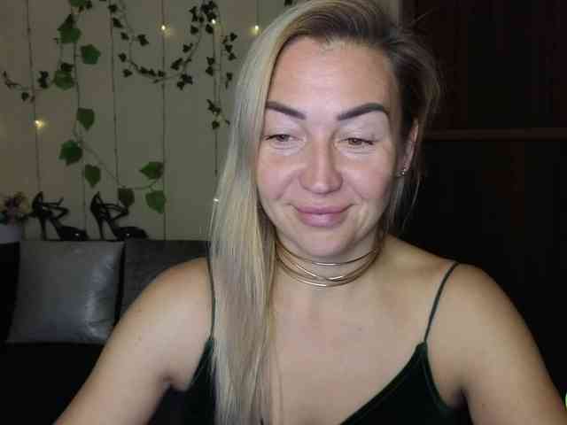 Jullyblondkiss webcam