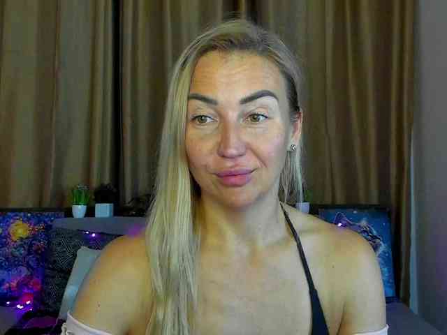 Jullyblondkiss webcam
