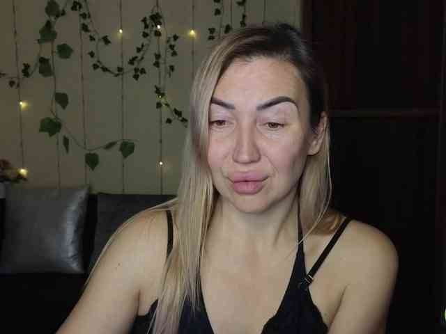 Jullyblondkiss webcam