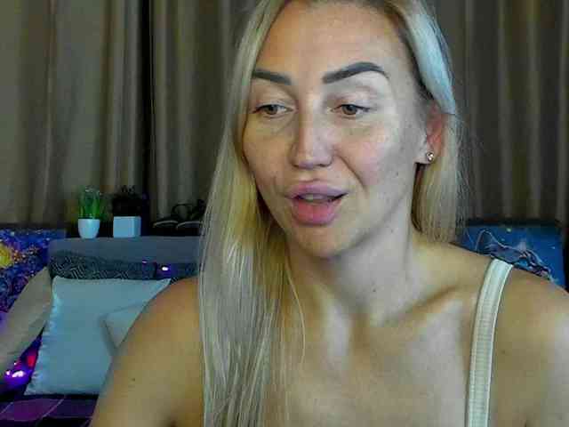 Jullyblondkiss bongacams