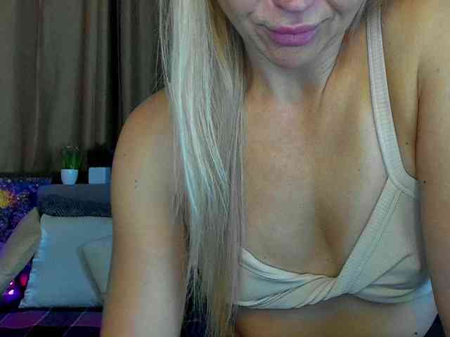 Jullyblondkiss webcam
