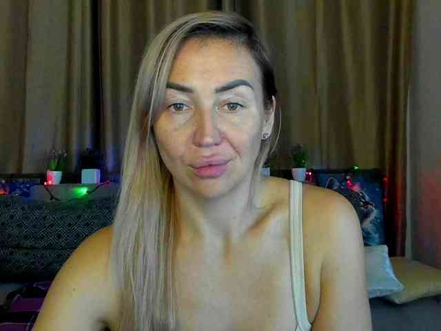 Jullyblondkiss webcam