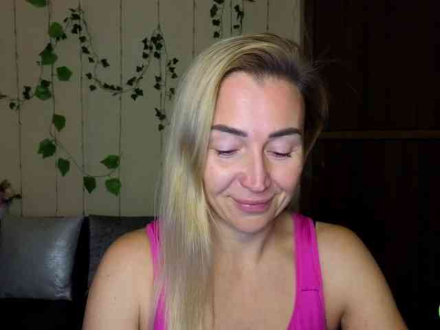 Jullyblondkiss webcam