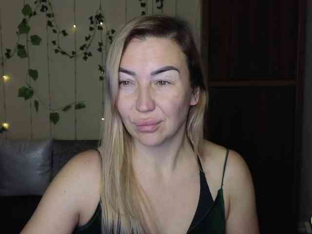 Jullyblondkiss webcam