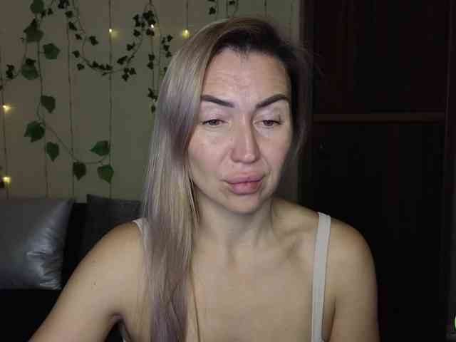 Jullyblondkiss webcam