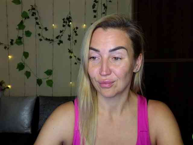 Jullyblondkiss webcam