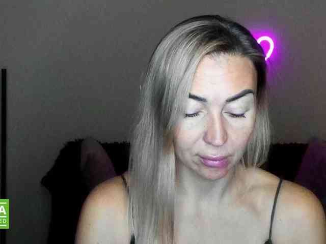 Jullyblondkiss webcam