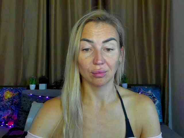 Jullyblondkiss webcam