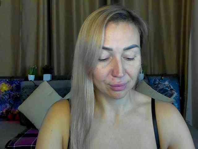 Jullyblondkiss webcam