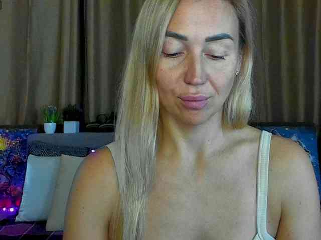 Jullyblondkiss webcam