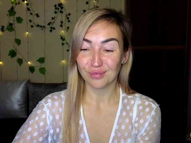 Jullyblondkiss webcam