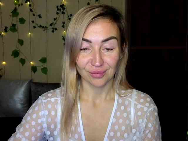 Jullyblondkiss webcam