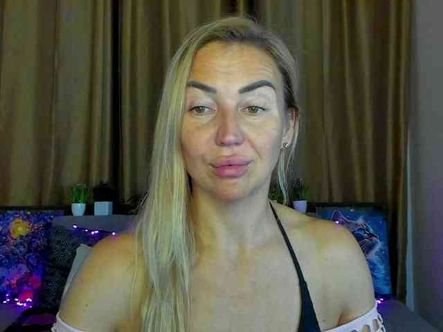 Jullyblondkiss webcam
