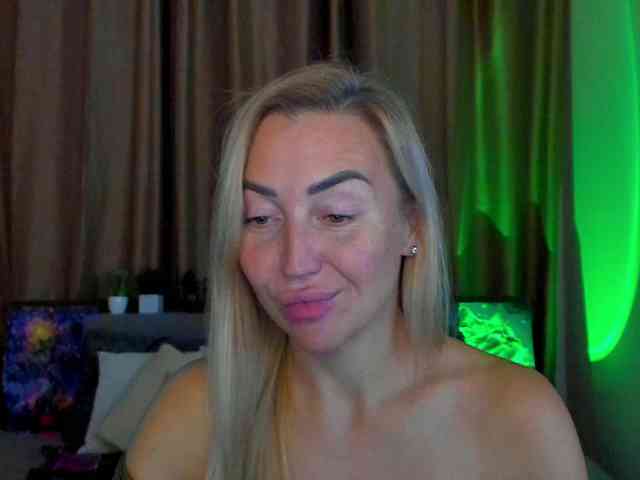 Jullyblondkiss webcam