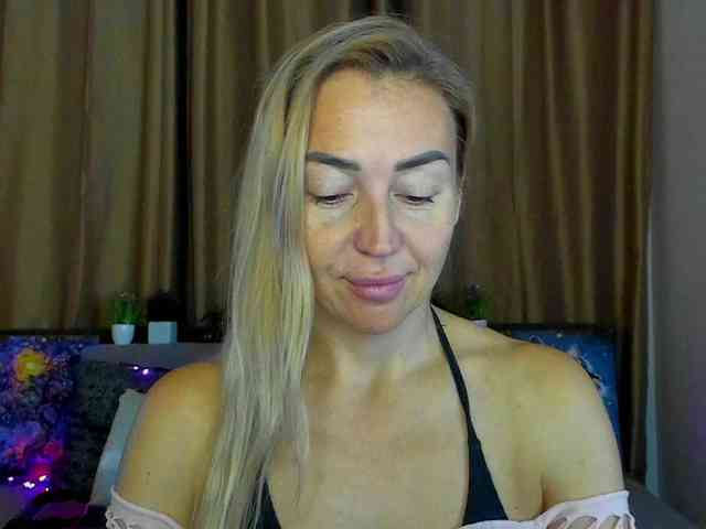 Jullyblondkiss webcam