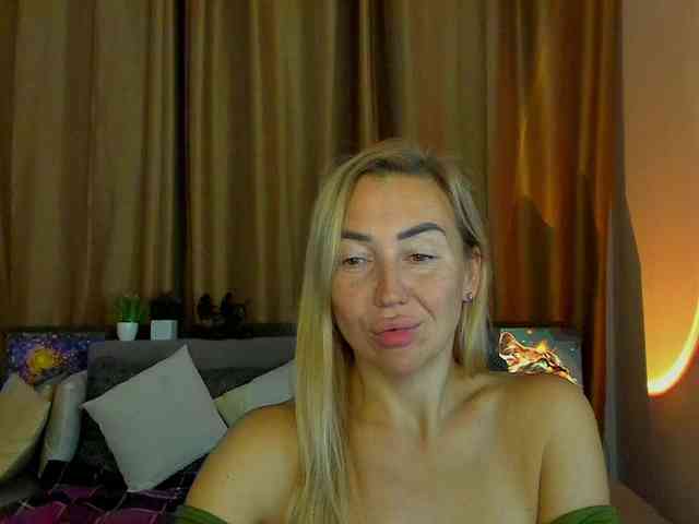 Jullyblondkiss webcam