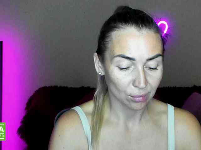 Jullyblondkiss webcam
