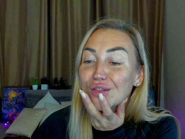 Jullyblondkiss webcam