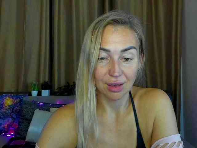 Jullyblondkiss webcam