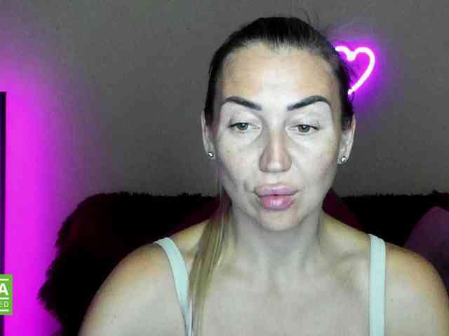 Jullyblondkiss webcam