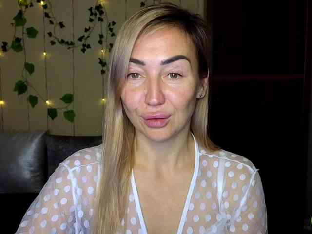 Jullyblondkiss webcam