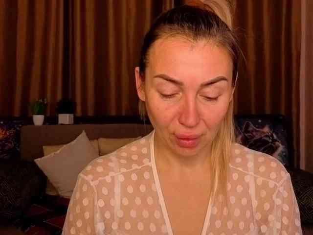 Jullyblondkiss webcam