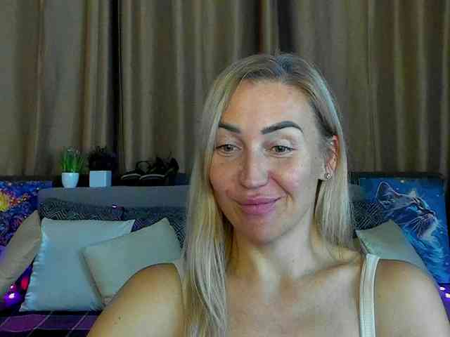 Jullyblondkiss Live Webcam on BongaCams