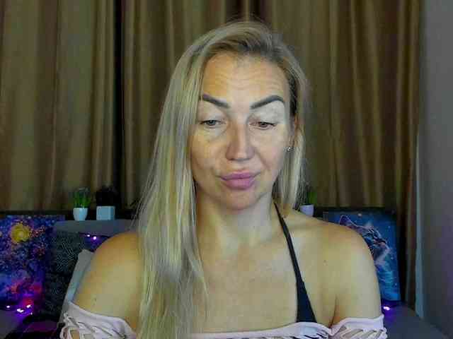 Jullyblondkiss webcam