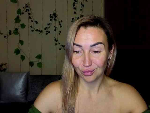 Jullyblondkiss webcam