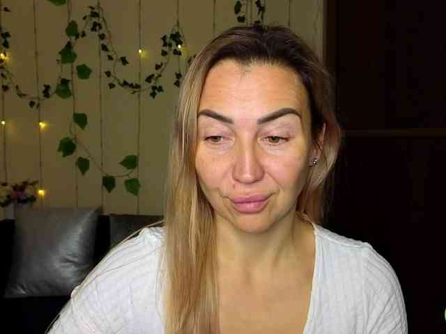 Jullyblondkiss webcam