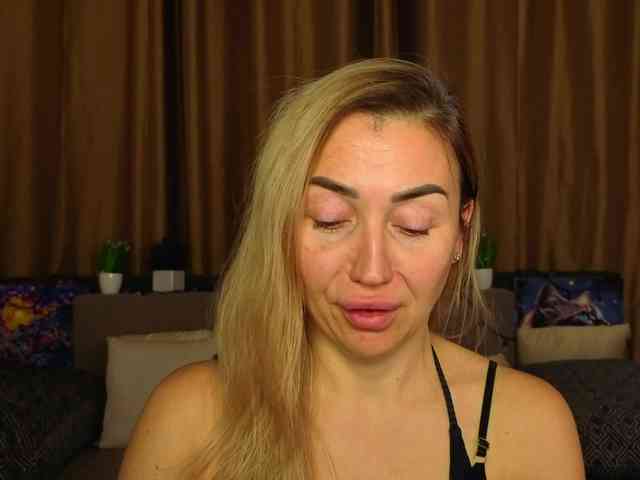 Jullyblondkiss webcam