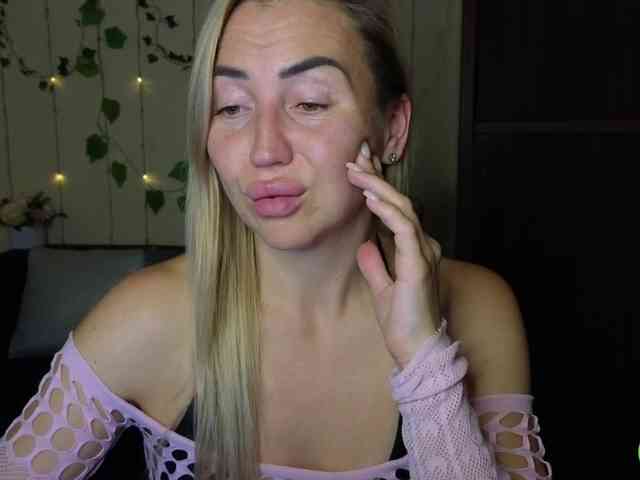 Jullyblondkiss webcam