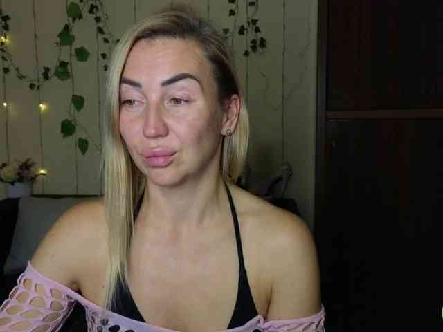 Jullyblondkiss webcam