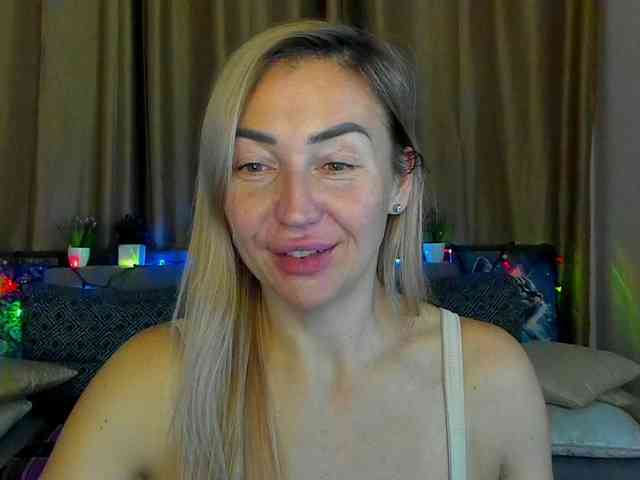 Jullyblondkiss webcam