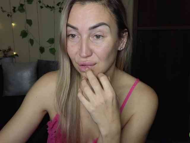 Jullyblondkiss webcam