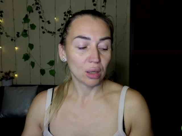 Jullyblondkiss webcam