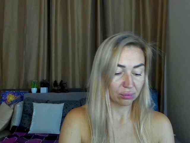 Jullyblondkiss webcam