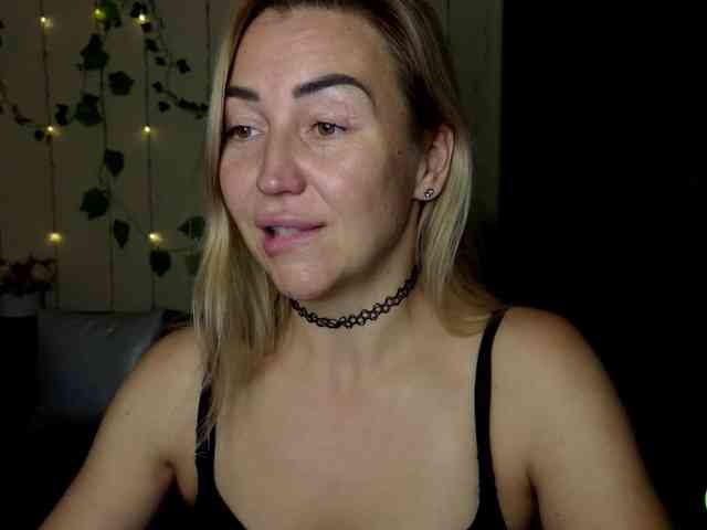 Jullyblondkiss webcam