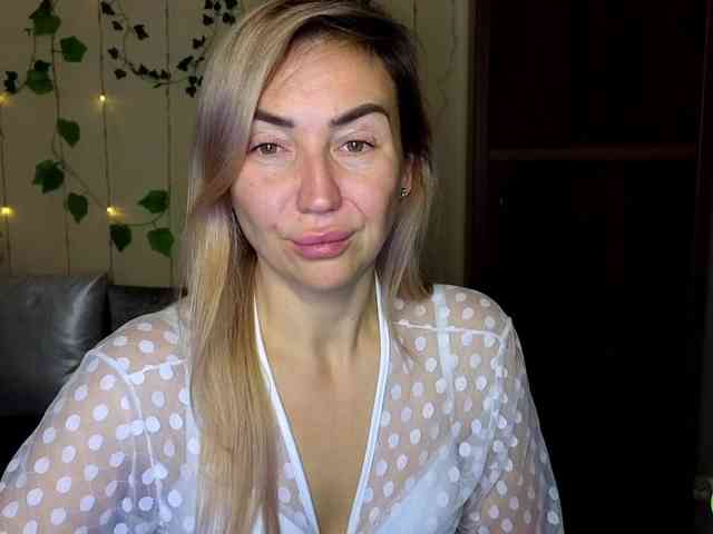 Jullyblondkiss webcam