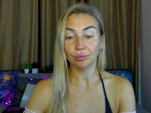 Jullyblondkiss webcam
