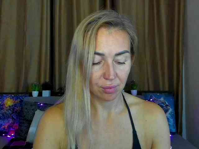 Jullyblondkiss webcam