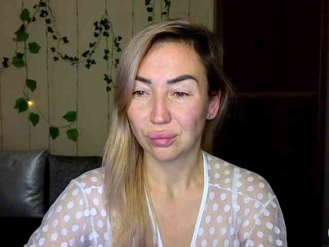 Jullyblondkiss webcam