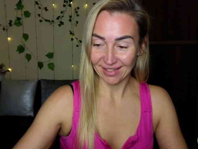 Jullyblondkiss webcam