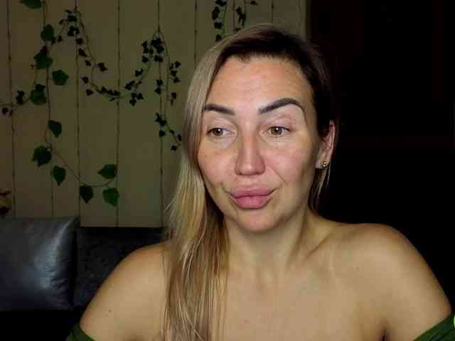 Jullyblondkiss webcam