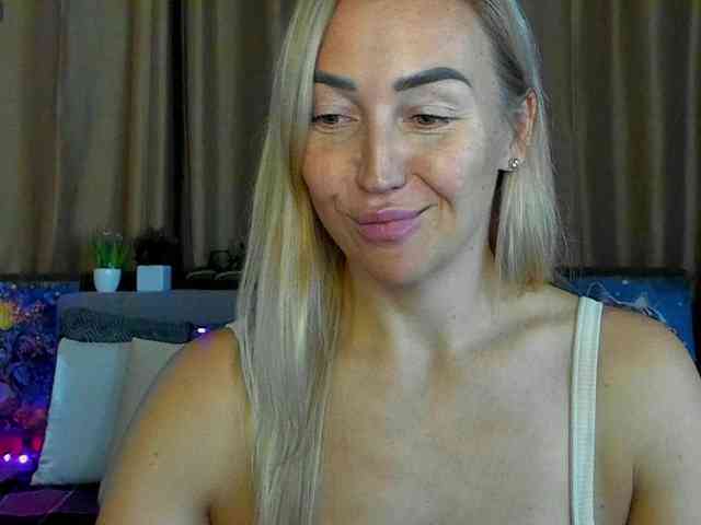 Jullyblondkiss webcam