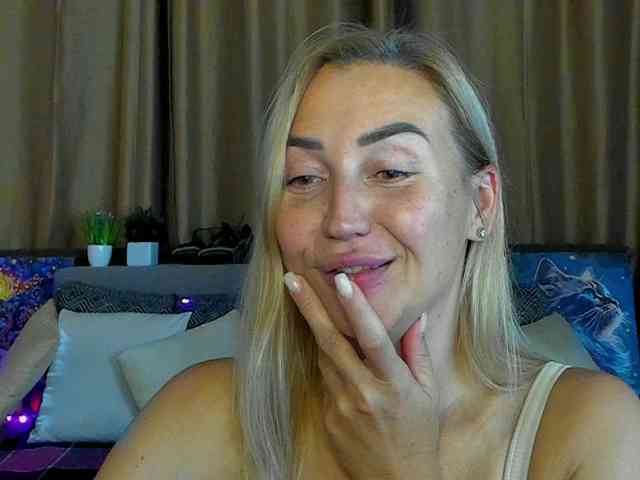 Jullyblondkiss webcam