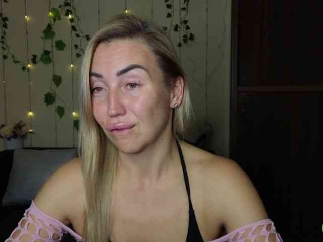 Jullyblondkiss webcam