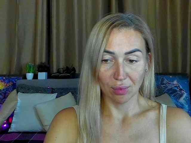 Jullyblondkiss webcam