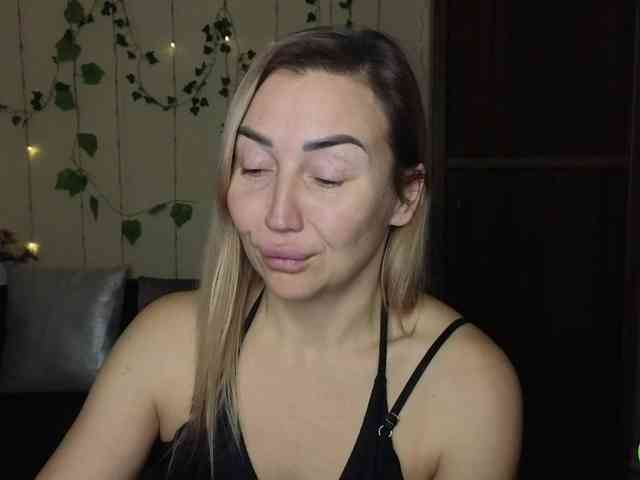 Jullyblondkiss webcam