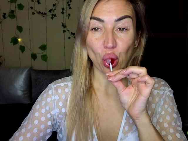 Jullyblondkiss webcam